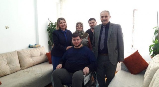 Engelli gencin tekerlekli sandalye sevinci