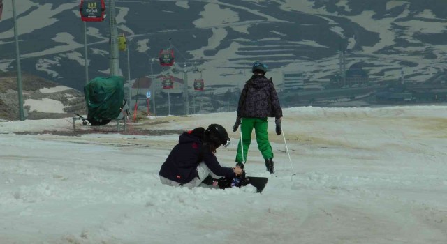 Erciyeste kayak heyecanı sürüyor