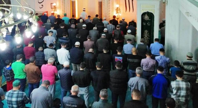 Erdekte Kadir Gecesi Piri Reis Camii doldu taştı