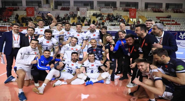 Erkekler AXA Kupa Voleyde ilk finalist Arkas Spor