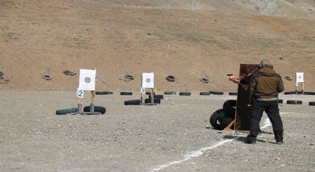 Erzincan polisi poligonda hedefe nişan aldı