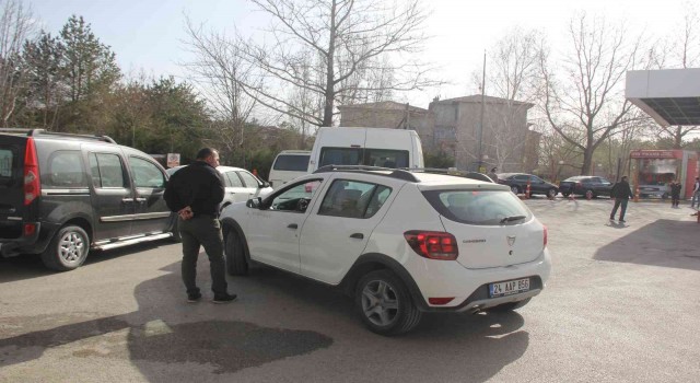 Erzincana çamur yağdı, oto yıkamacılarda kuyruk oluştu