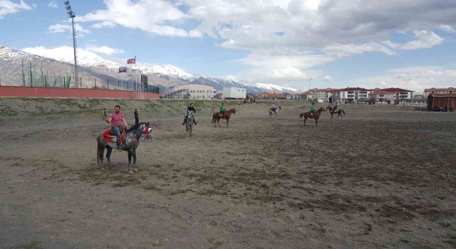 Erzincanda ata sporu cirit yaşatılıyor