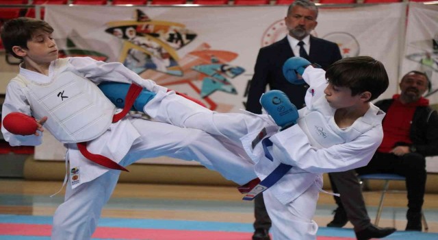 Erzincanda karate grup müsabakaları başladı