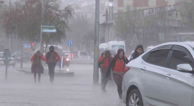 Erzurumda dolu ve sağanak yağış etkili oldu