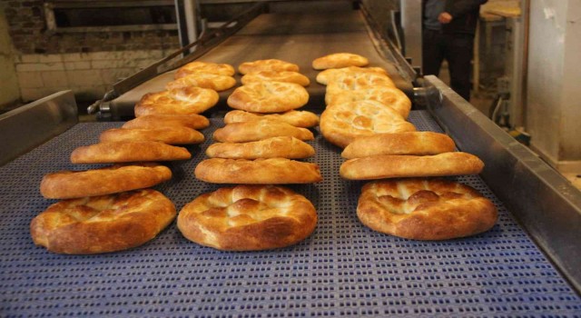 Erzurumda fırıncılarda Ramazan pidesi mesaisi