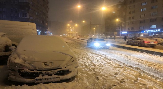 Erzurumda Nisan ayında yoğun kar yağışı etkili oluyor