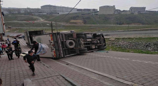 Esenyurtta sürücüsünün direksiyon hakimiyetini kaybettiği kamyonet devrildi