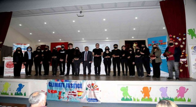 Eskişehir Fatih Fen Lisesi ‘Farkında mısın? isimli drama etkinliği sahneledi