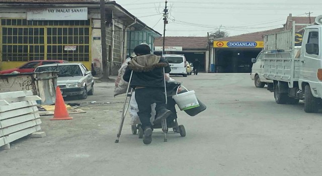 Eskişehirde 15 yaşındaki çocuk tek ayağıyla sokak sokak geri dönüşüm topluyor