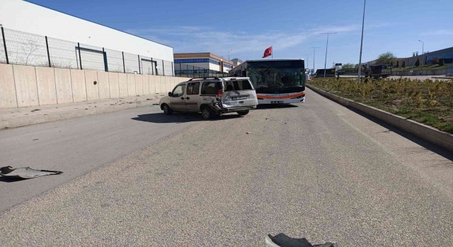 Eskişehirde halk otobüsü ve otomobil çarpıştı: 2 yaralı