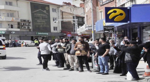 Etkinliği görenler cep telefonlarına sarıldı, canlı yayına geçti