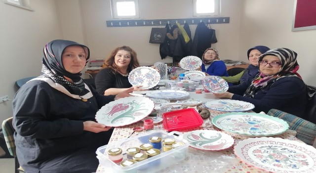 Ev hanımları çini kursunda hem stres atıyor hem aile bütçelerine katkıda bulunuyor