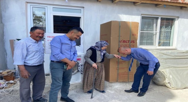 Evi yanan yaşlı kadına eşya desteği