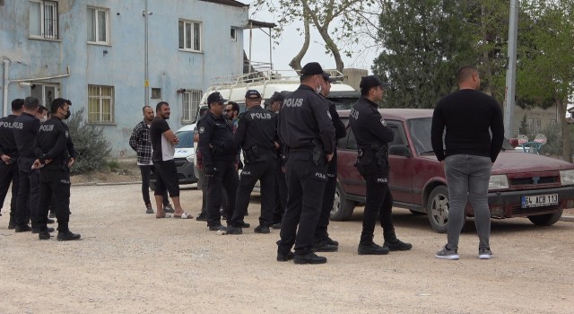 Evini terk eden komşularının eşyalarını sokağa atıp ateşe verdiler