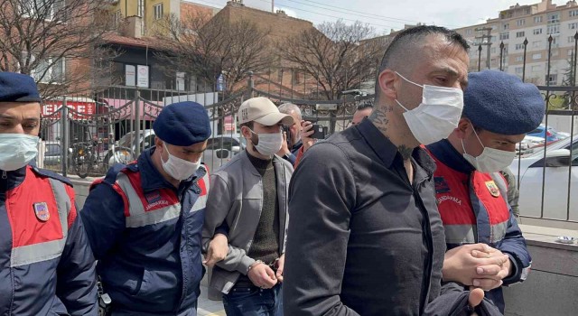 Evlerinden uyuşturucu satışı yaptıkları iddiasıyla yakalandılar