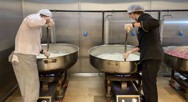 Eyüp İmaretinde her gün 3 bin 600 kişiye sıcak yemek dağıtımı