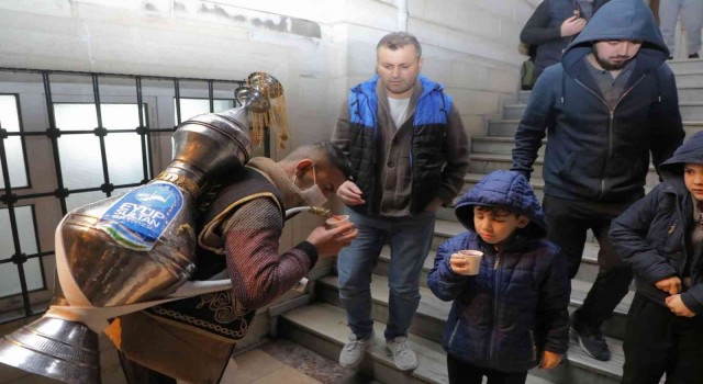 Eyüpsultanda teravih namazı sonrası şerbet ikramı