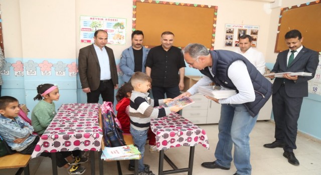 Eyyübiyede binlerce okuma kitabı dağıtıldı