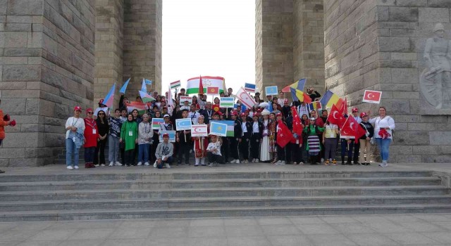 Farklı ülkelerden 100 çocuk Şehitler Abidesini ziyaret etti