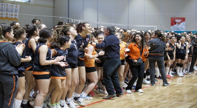 Faruk Eczacıbaşı, Geleceğe Smaç Turnuvasında genç voleybolcularla bir araya geldi