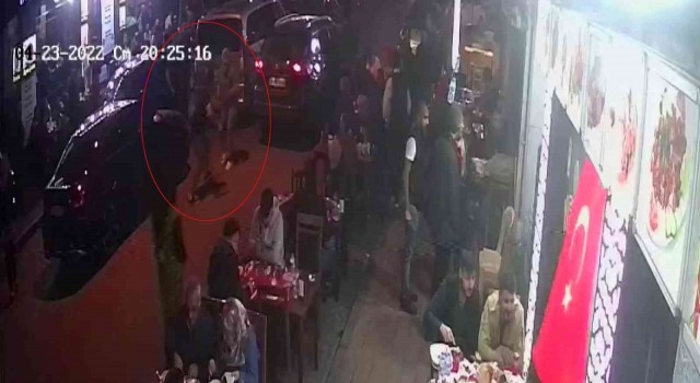 Fatihte bıçaklı dehşet kamerada : 1 ölü