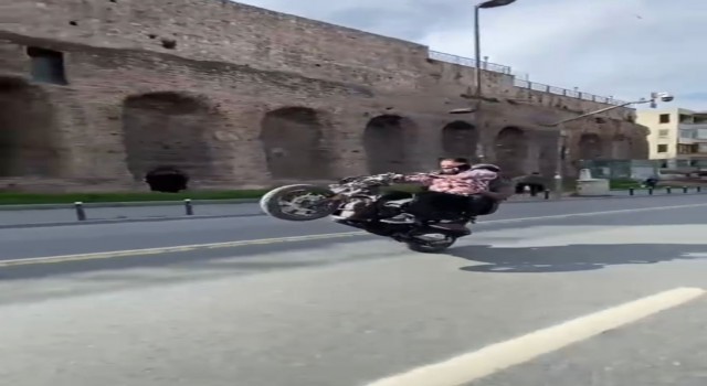 Fatihte tek teker kullandığı motosikletle tehlike saçtı: O anlar kamerada