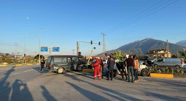 Fethiyede kamyonet ile otomobil çarpıştı: 5 yaralı