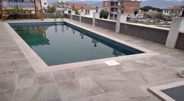 Fethiyede yağmur suyu dolu havuza düşen 3 yaşındaki çocuk öldü