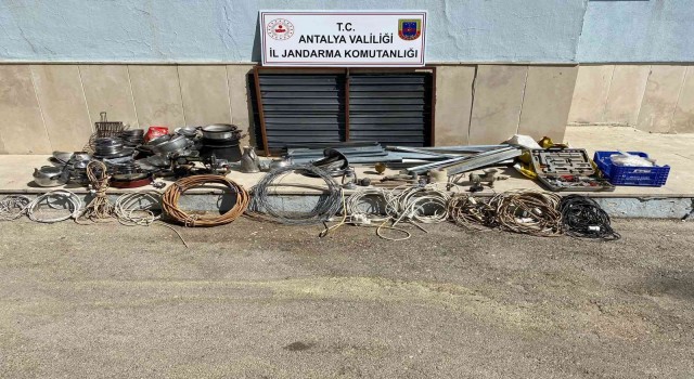 Finikede yayla evlerinin dadanan hırsızları jandarma yakaladı