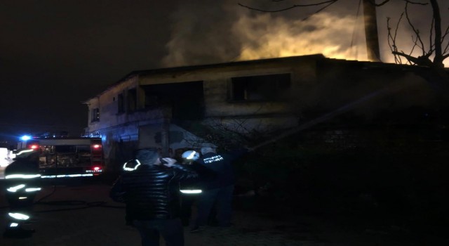 Fırının odunluğunda yangın çıktı