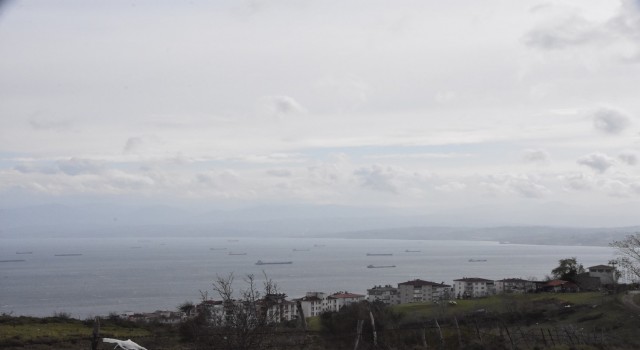 Fırtınadan kaçan gemiler limana sığındı