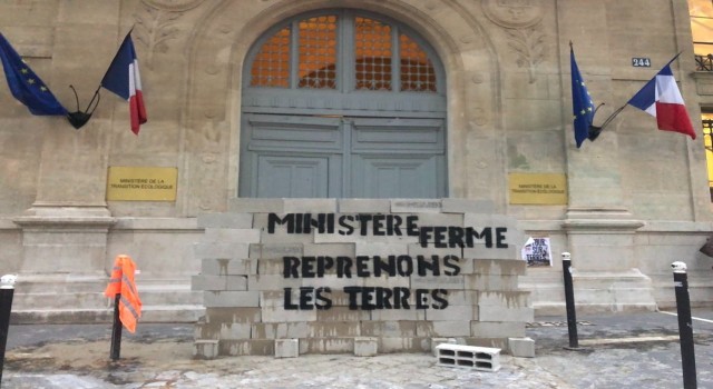 Fransada aktivistler Ekolojik Geçiş Bakanlığının önüne duvar ördü