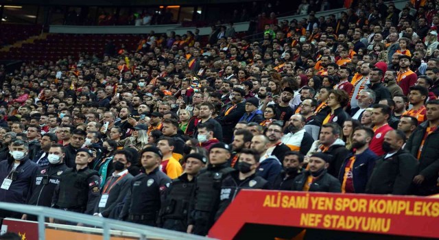 Galatasaray - Karagümrük maçı öncesinde saygı duruşu