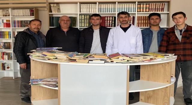 Gazeteci Muammer Başer; 200 kitap bağışında bulundu