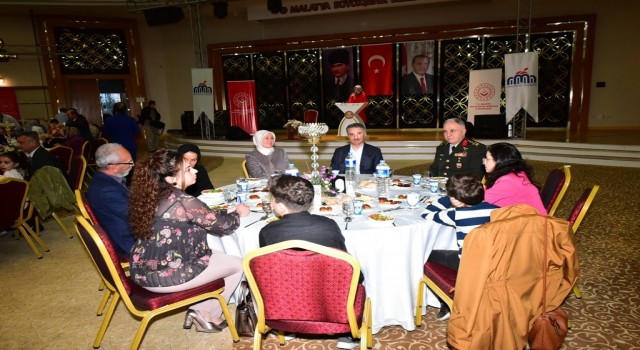 Gazi ve şehit aileleri iftar yemeğinde bir araya geldi