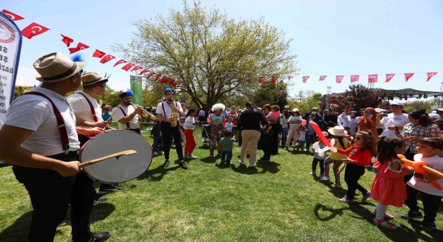 Gaziantepli çocuklar 23 Nisanı Masal Parkta kutladı