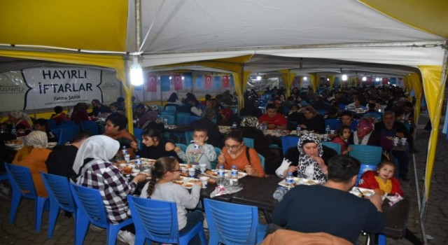 Gaziantepte her gün bir mahallede iftarlık yemek dağıtılıyor