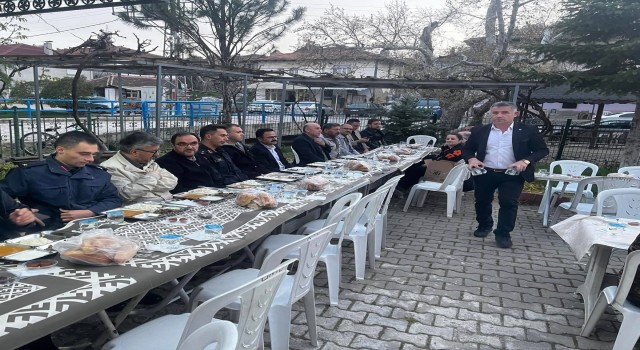 Gedizde Kaymakam Hakan Alkan köyde iftara katıldı