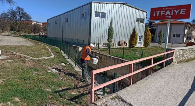 Gedizde larva ile mücadele başladı