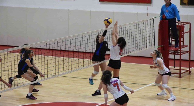 Genç kızlar voleybol grup eleme müsabakaları Karabükte düzenleniyor