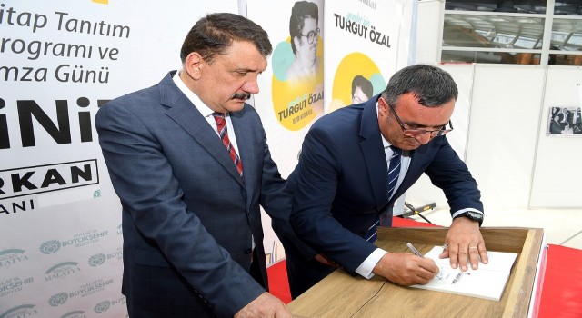 ‘Gençler İçin Turgut Özal kitabı, kitapseverlerle buluştu