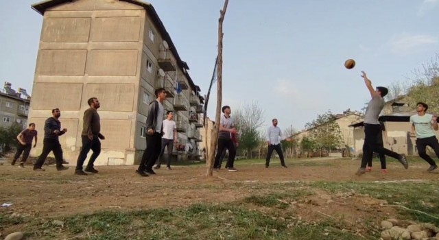 Gençler kötü alışkanlıklardan uzak dursun diye filesi balık ağından voleybol sahası yaptılar
