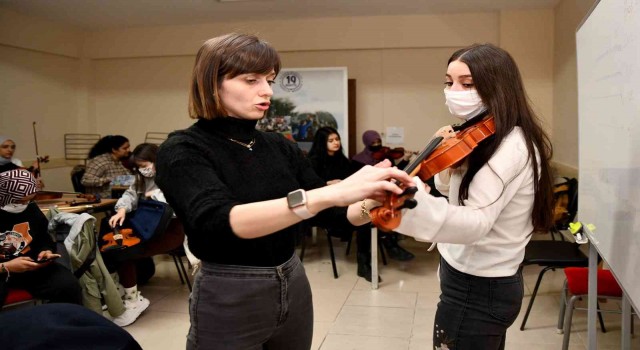 Gençler Tepebaşında müzik yapmayı öğreniyor