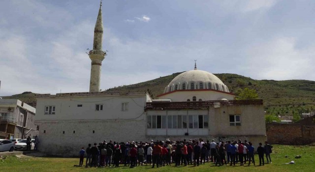Gercüşte cemaat cuma namazı sonrası yağmur duasına çıktı