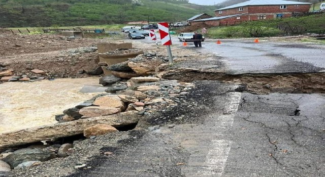 Giresunda dere taştı: Yağlıdere-Alucra Karayolu ulaşıma kapandı