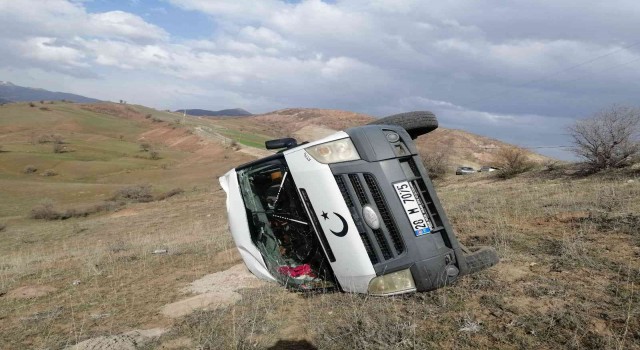 Giresunda öğrenci servisi devrildi: 7si öğrenci 8 yaralı