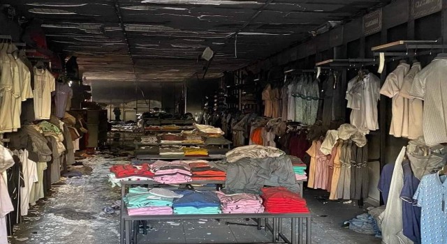 Giyim mağazasında çıkan yangında tekstil ürünleri zarar gördü