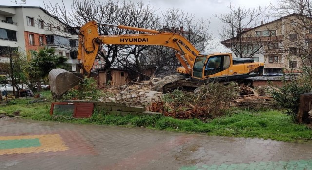 Gölcükteki metruk binaların yıkım çalışmaları devam ediyor