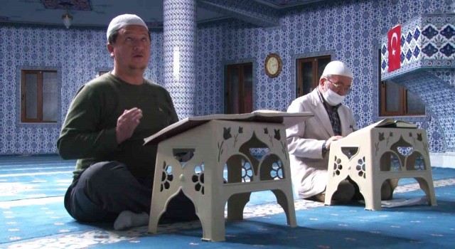 Göremediği Kuran-ı parmak uçlarıyla okuyup hatim ediyor